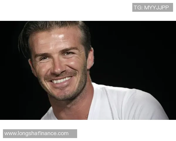 美式足球明星汤姆的传奇人生与赛场辉煌成就揭秘